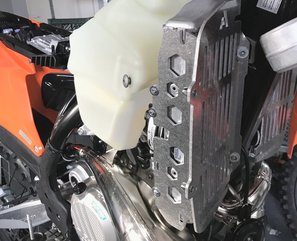 Osłony chłodnic + wentylator KTM Husqvarna 2023-2020 RG09 — Packshot