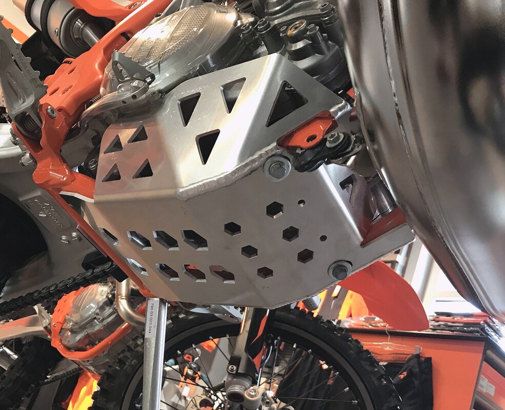Osłona silnika 2T 250/300 KTM Husqvarna 2019-2017 — Packshot