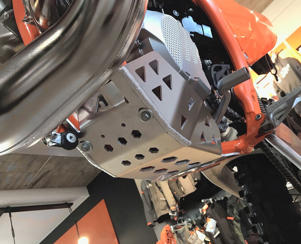 Osłona silnika 2T 250/300 KTM Husqvarna 2019-2017 — Packshot