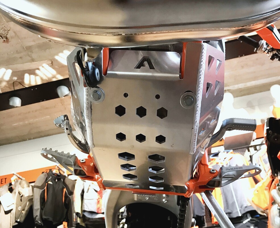 Osłona silnika 2T 250/300 KTM Husqvarna 2019-2017 — Packshot