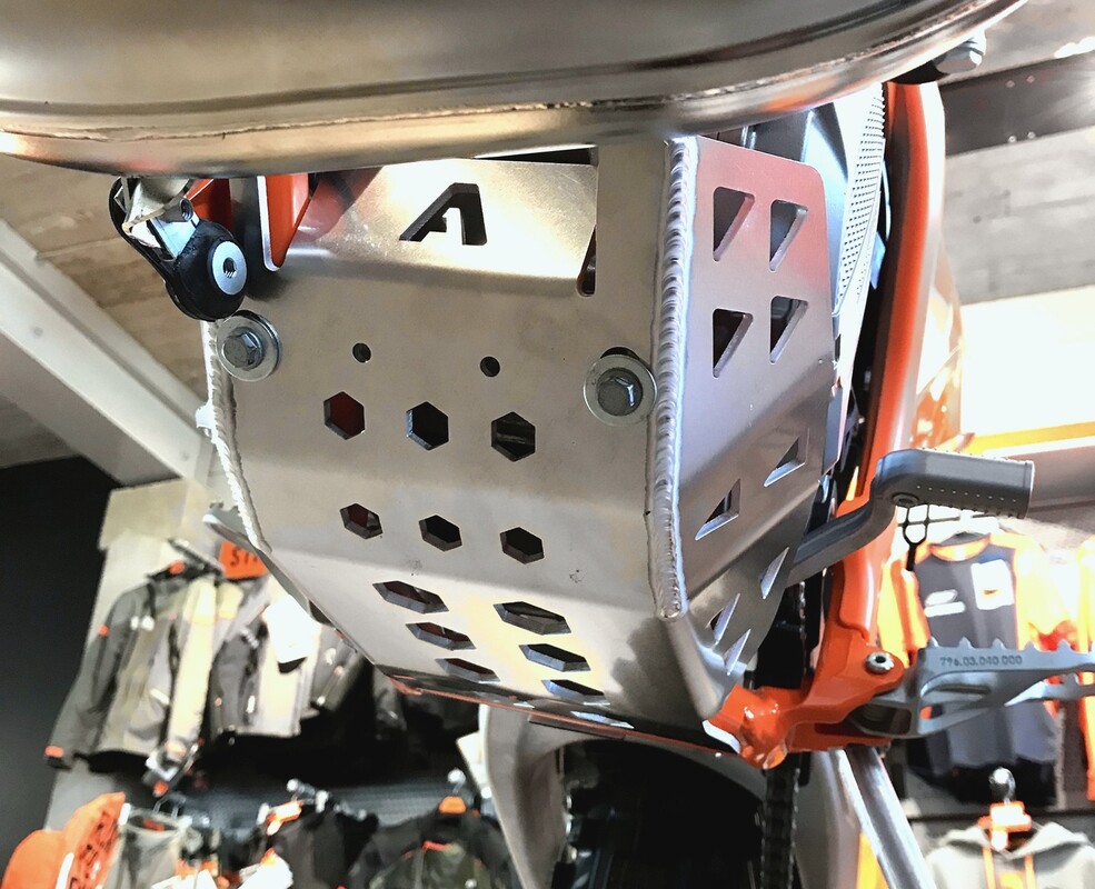 Osłona silnika 2T 250/300 KTM Husqvarna 2019-2017 — Packshot