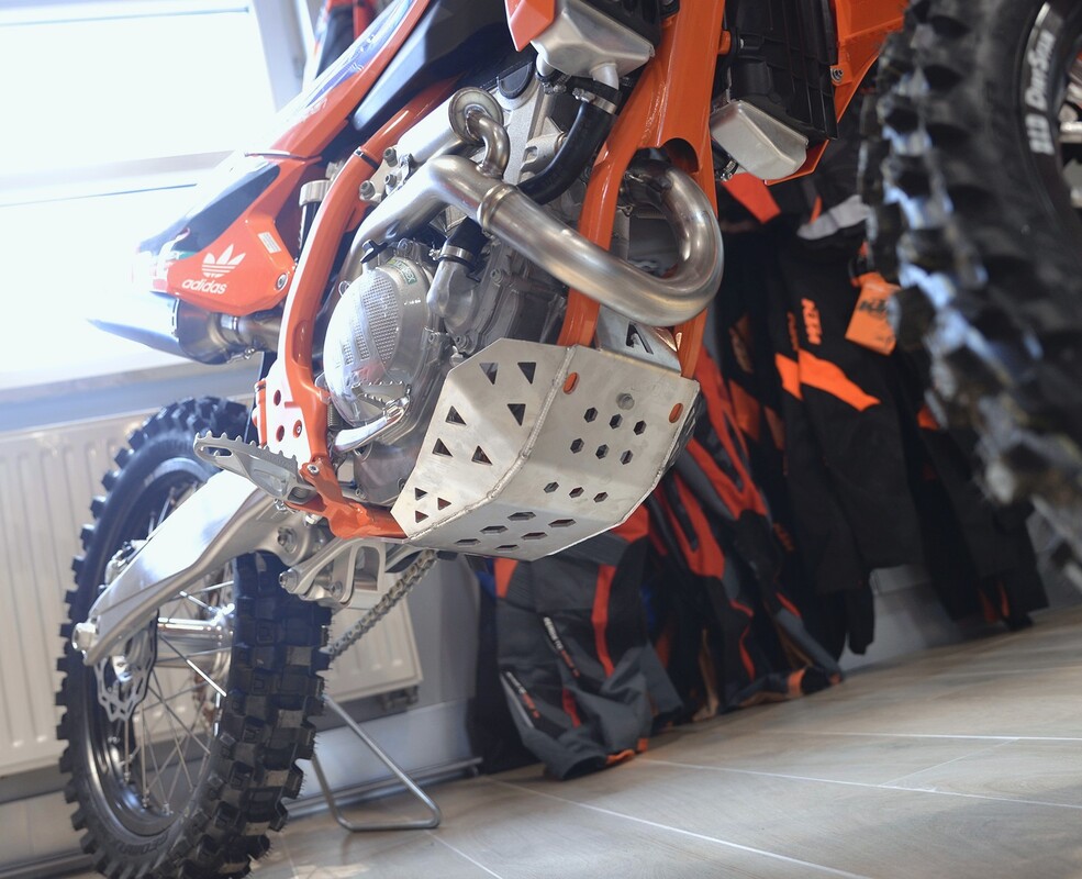 Schutzplatte KTM Husqvarna SX TX 4T 250/350 2023-2017 — Produktfoto