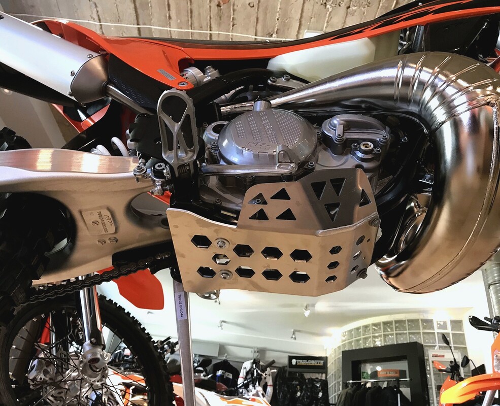 Osłona silnika KTM Husqvarna EXC TE 2T 250/300 2023-2020 — Packshot