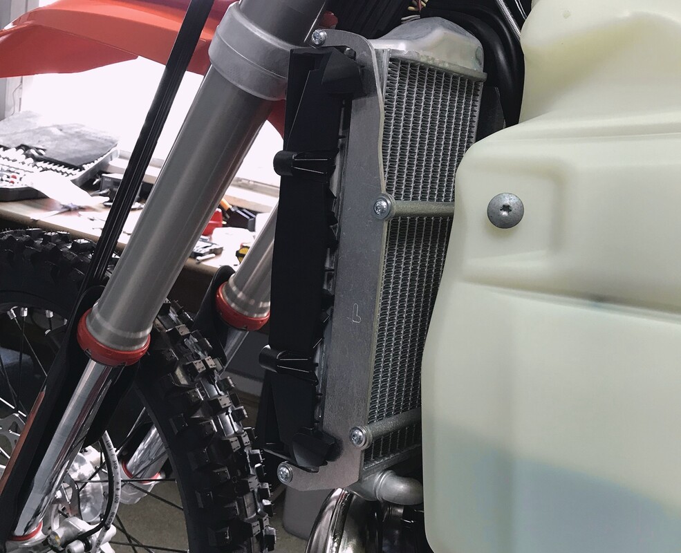 Kühlerschutz für Modelle mit installiertem OEM SPAL Lüfter Gasgas 2023-2021 RG10 F — Produktfoto