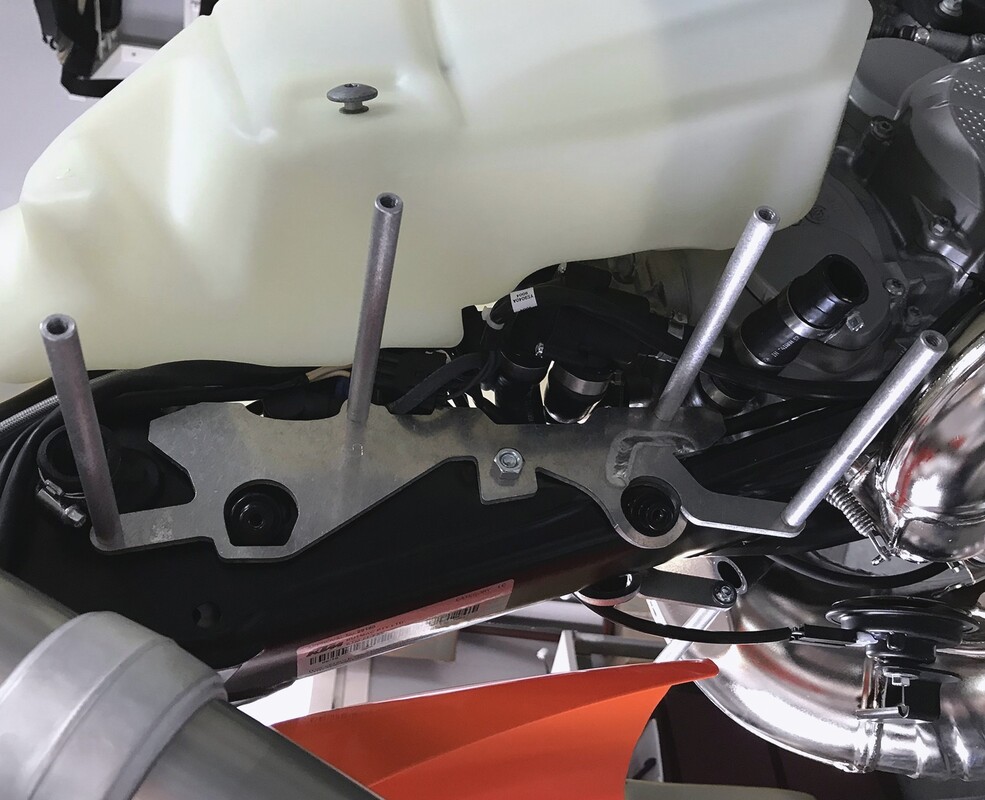 Kühlerschutz für Modelle mit installiertem OEM SPAL Lüfter Gasgas 2023-2021 RG10 F — Produktfoto