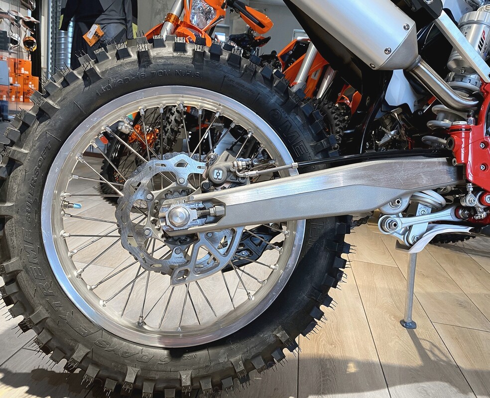 Osłona tylnej tarczy hamulcowej Husqvarna 2026-2022 — Packshot