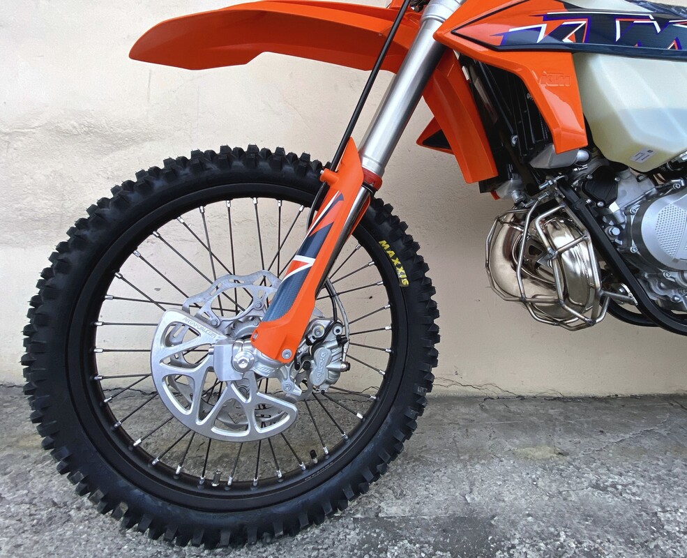 Osłona przedniej tarczy hamulcowej KTM Husqvarna 2025-2017 — Packshot
