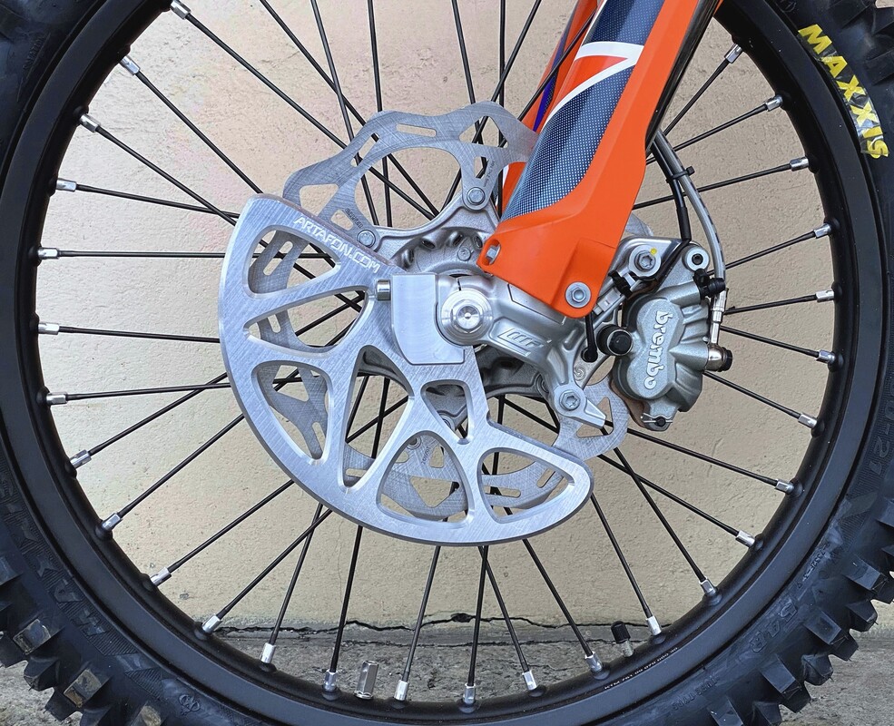 Osłona przedniej tarczy hamulcowej KTM Husqvarna 2025-2017 — Packshot