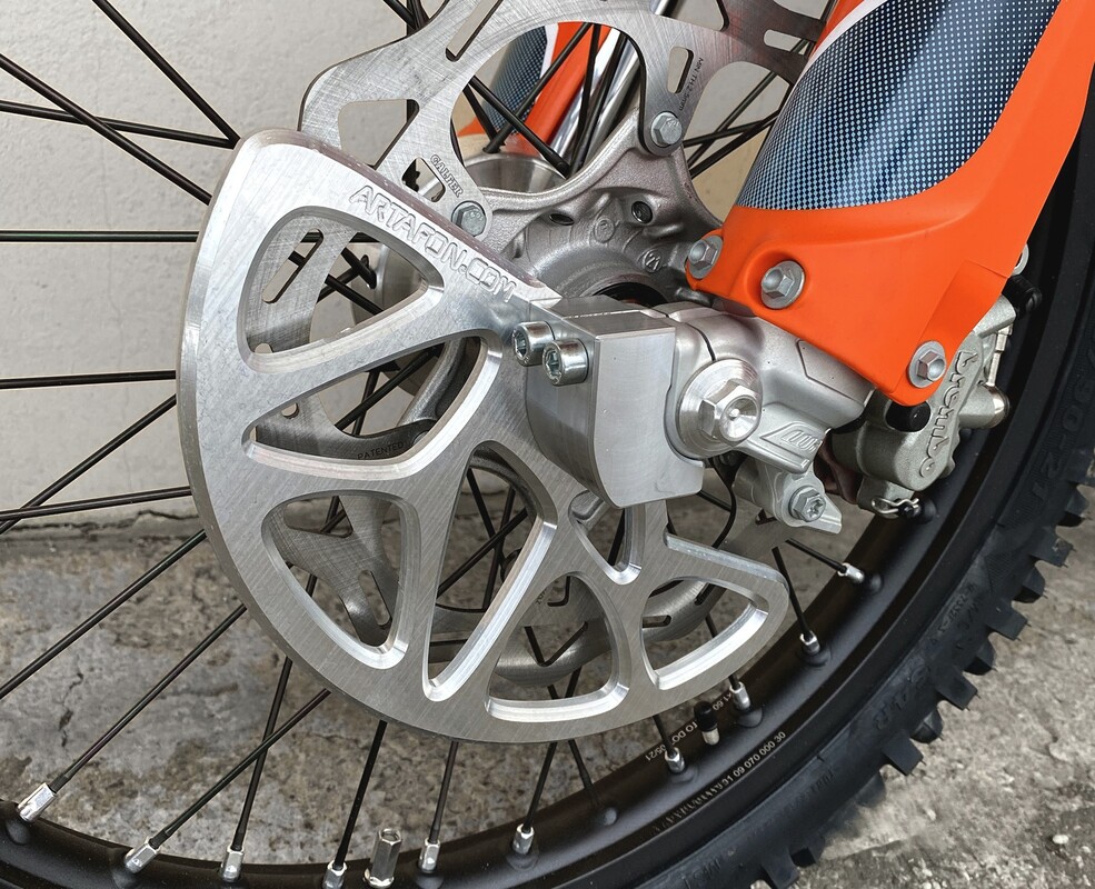 Osłona przedniej tarczy hamulcowej KTM Husqvarna 2025-2017 — Packshot