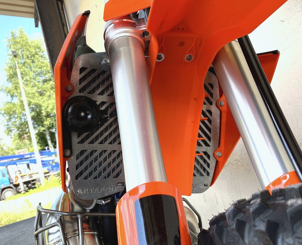 Kühlerschutz für Modelle Modelle mit installiertem OEM SPAL Lüfter KTM Husqvarna Gas Gas TBI (nein TPI) 2026-2024 — Produktfoto