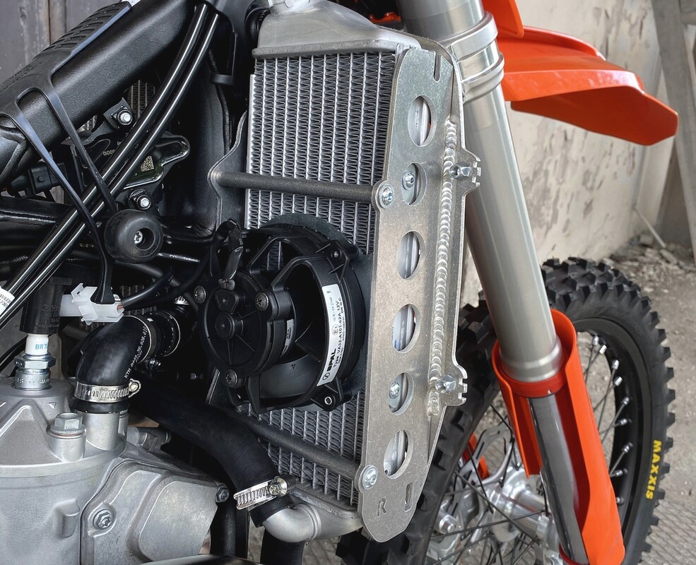 Kühlerschutz für Modelle Modelle mit installiertem OEM SPAL Lüfter KTM Husqvarna Gas Gas TBI (nein TPI) 2026-2024 — Produktfoto