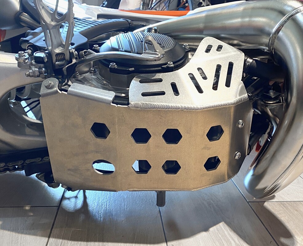 Osłona silnika EXC TE KTM Husqvarna Gasgas TBI 2T 250/300 2026-2024 — Packshot