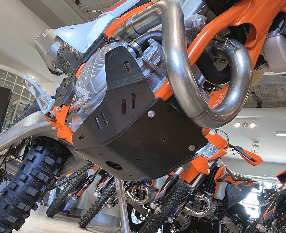Osłona silnika i kiwaczki FE Gasgas 4T 250/350 2023-2021 — Packshot