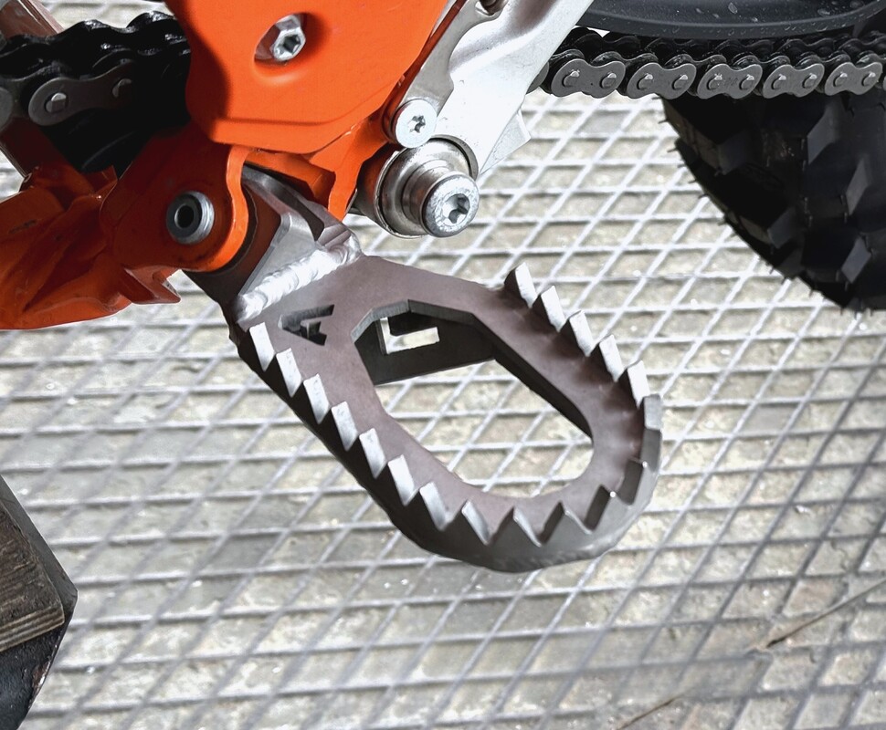 Podnóżki KTM Husqvarna Gas Gas TBI -5mm tył/-7mm dół 2026-2024 — Packshot