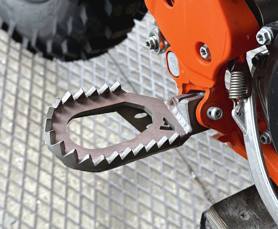 Podnóżki KTM Husqvarna Gas Gas TBI -5mm tył/-7mm dół 2026-2024 — Packshot
