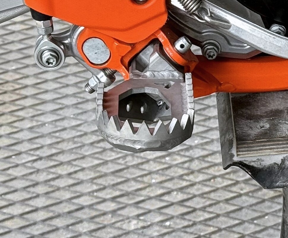Podnóżki KTM Husqvarna Gas Gas TBI -5mm tył/-7mm dół 2026-2024 — Packshot