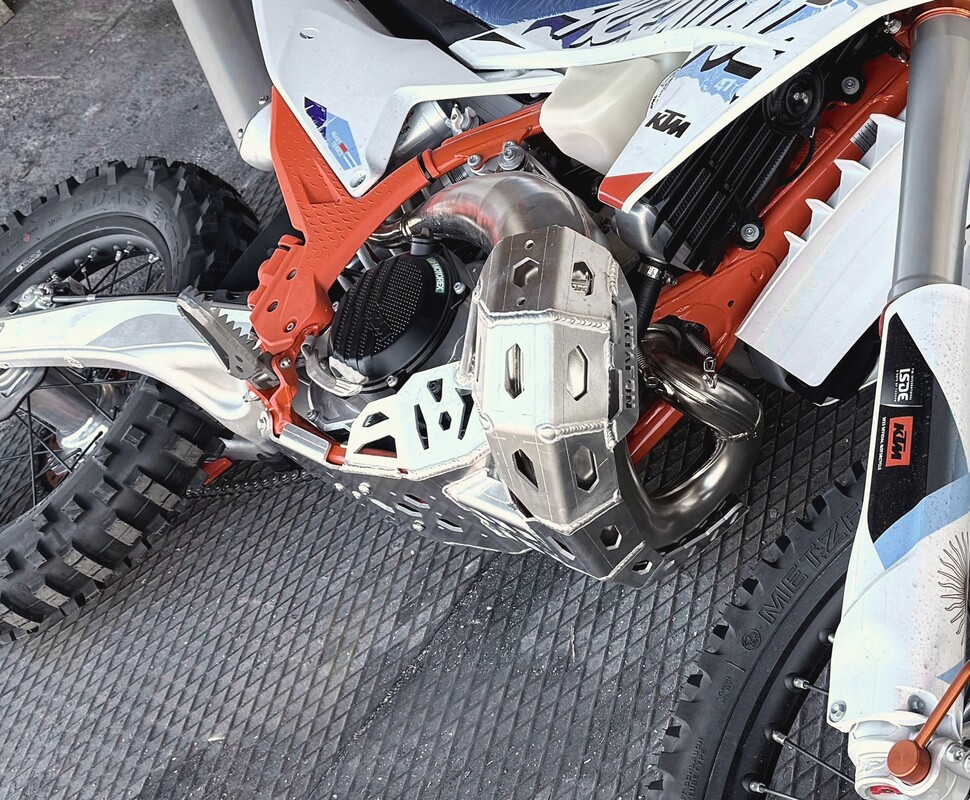 Diffusorschutz fur TBI KTM Husqvarna Gas Gas 250/300 2T Motor und 2026-2024 — Produktfoto