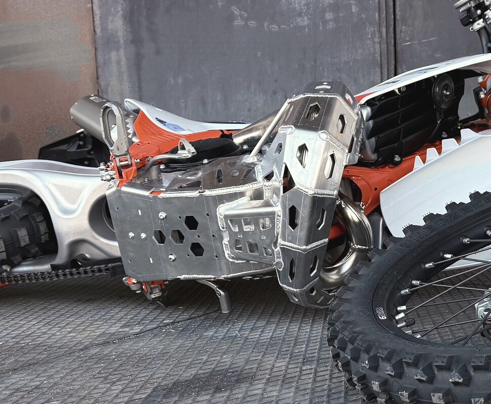 Diffusorschutz fur TBI KTM Husqvarna Gas Gas 250/300 2T Motor und 2026-2024 — Produktfoto
