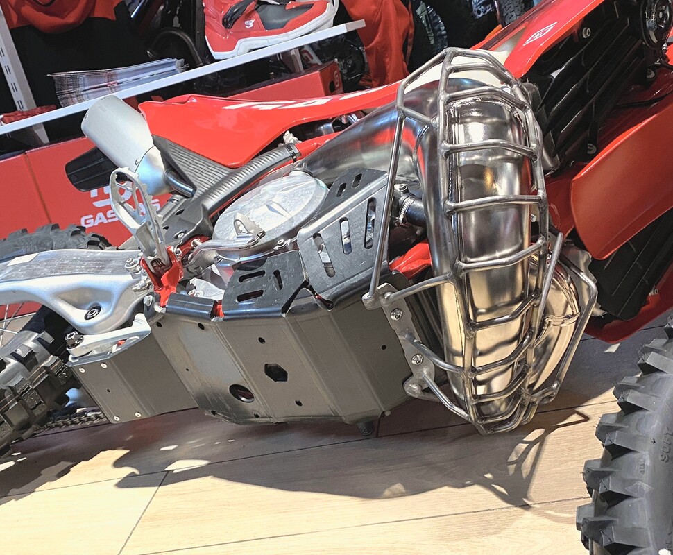 Osłona silnika i kiwaczki Husqvarna Gas Gas 8mm 2T 250/300 2026-2024 — Packshot