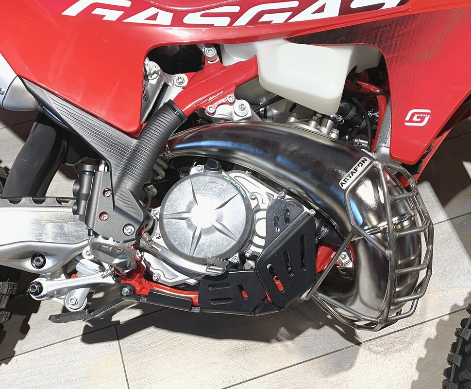 Osłona silnika i kiwaczki Husqvarna Gas Gas 8mm 2T 250/300 2026-2024 — Packshot
