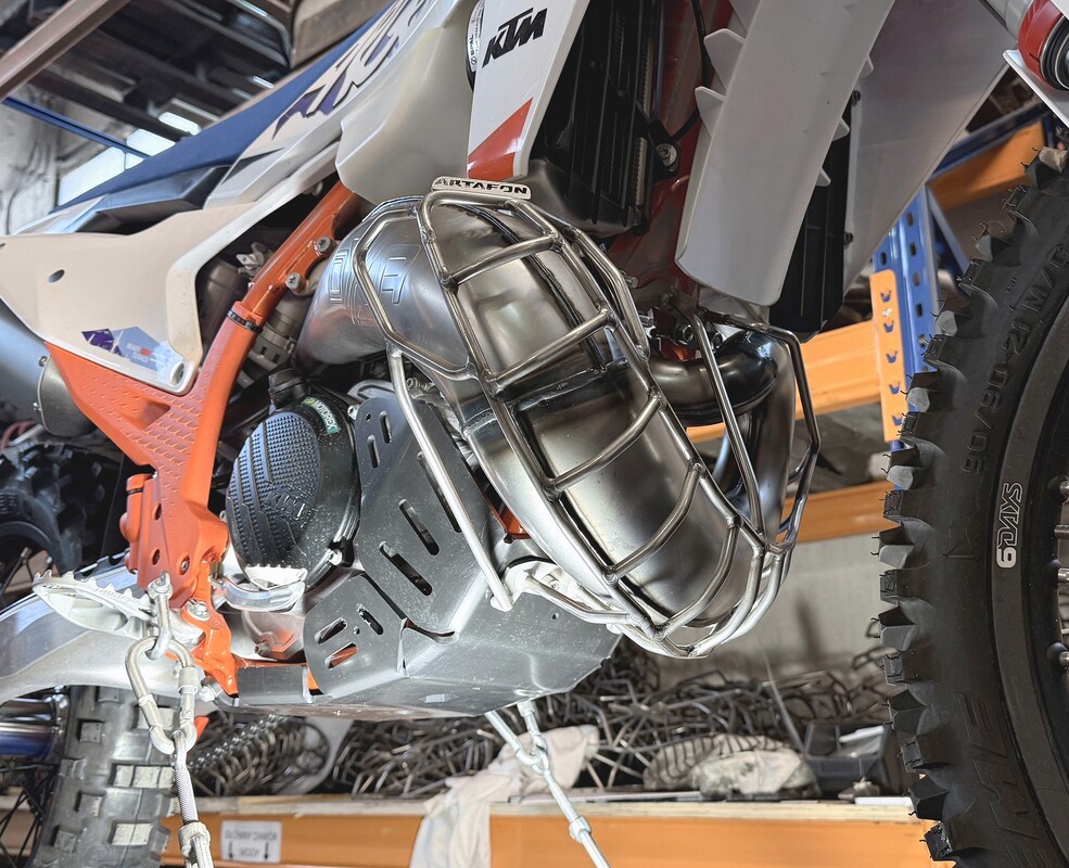 OXA Diffuser guard KTM Husqvarna GasGas TBI 250/300 EXC TE 2T 2024-2026 — Product shot