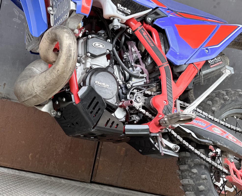 MOTORSCHUTZPLATTE linkage schutz Beta RR 250 300 2T HDPE 8mm 2026-2013 — Produktfoto