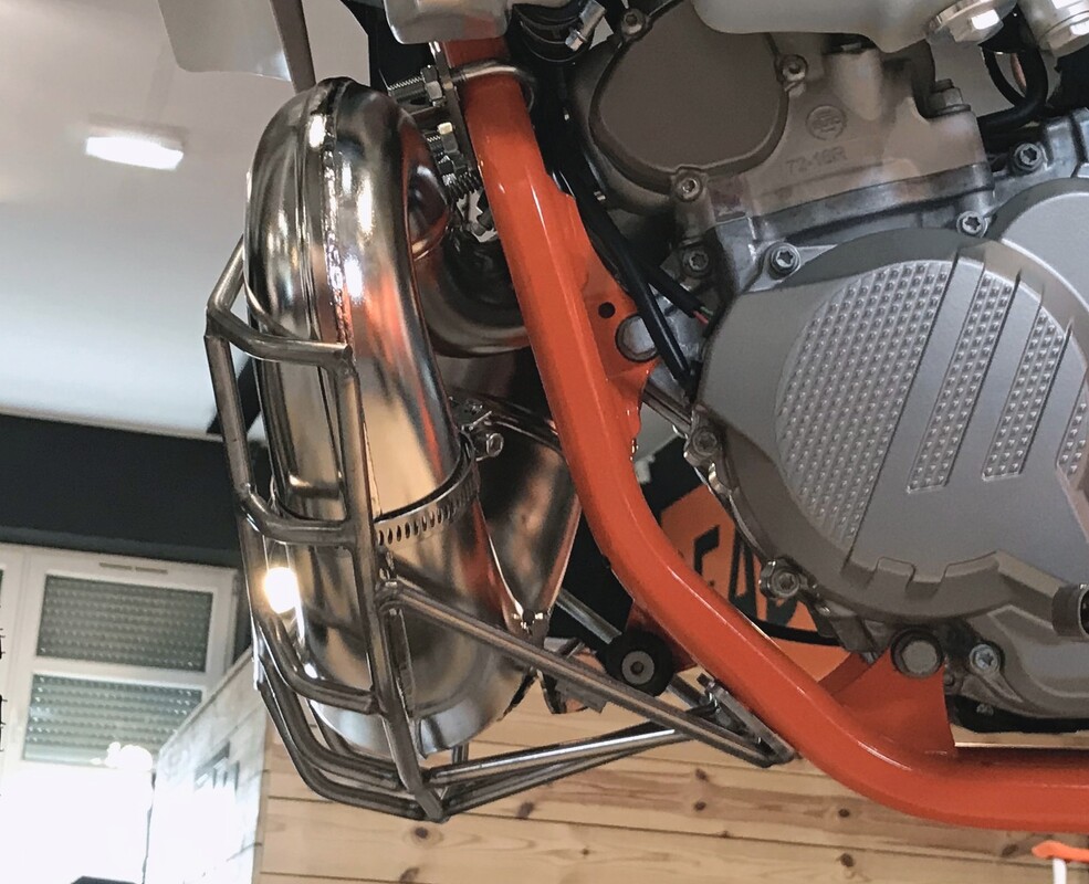 Diffuser guard 250/300 EXC TE 2T 2017, 2018, 2019 TPI/ carb KTM Husqvarna 2019-2017 — Product shot