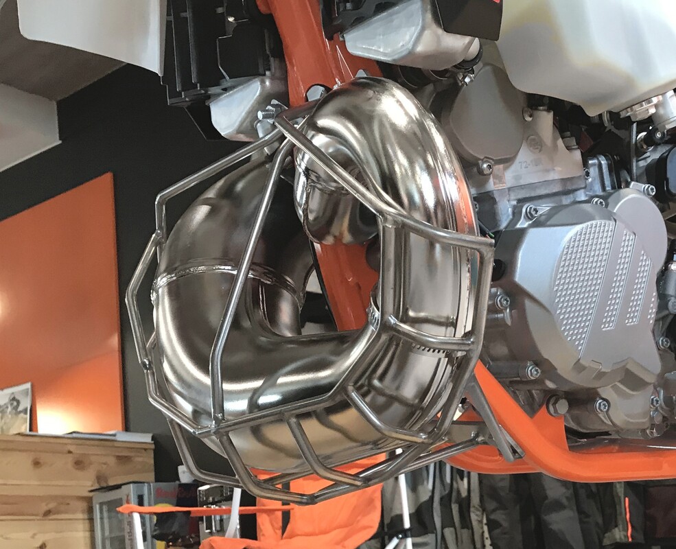 Diffuser guard 250/300 EXC TE 2T 2017, 2018, 2019 TPI/ carb KTM Husqvarna 2019-2017 — Product shot