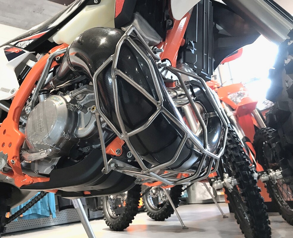 Diffuser guard 250/300 EXC TE 2T 2017, 2018, 2019 TPI/ carb KTM Husqvarna 2019-2017 — Product shot