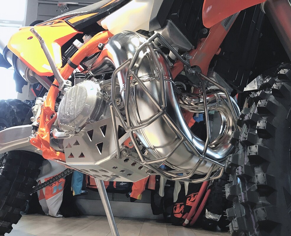 Diffuser guard 250/300 EXC TE 2T 2017, 2018, 2019 TPI/ carb KTM Husqvarna 2019-2017 — Product shot
