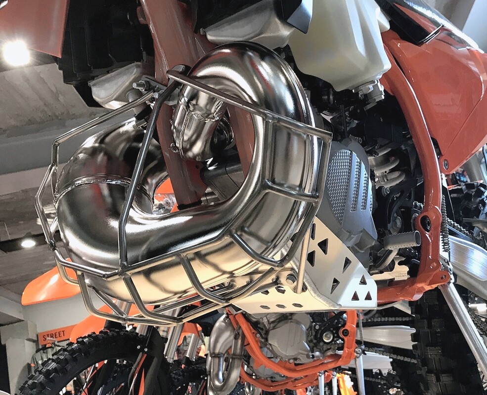 Diffuser guard 250/300 EXC TE 2T 2017, 2018, 2019 TPI/ carb KTM Husqvarna 2019-2017 — Product shot