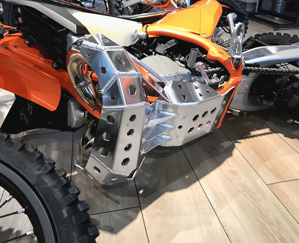 Osłona dyfuzora i silnika EXC TE 250/300 2T TPI/gaźnik KTM Husqvarna 2019-2017 — Packshot