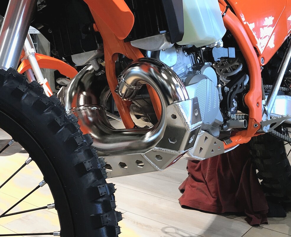 Osłona dyfuzora i silnika EXC TE 250/300 2T TPI/gaźnik KTM Husqvarna 2019-2017 — Packshot