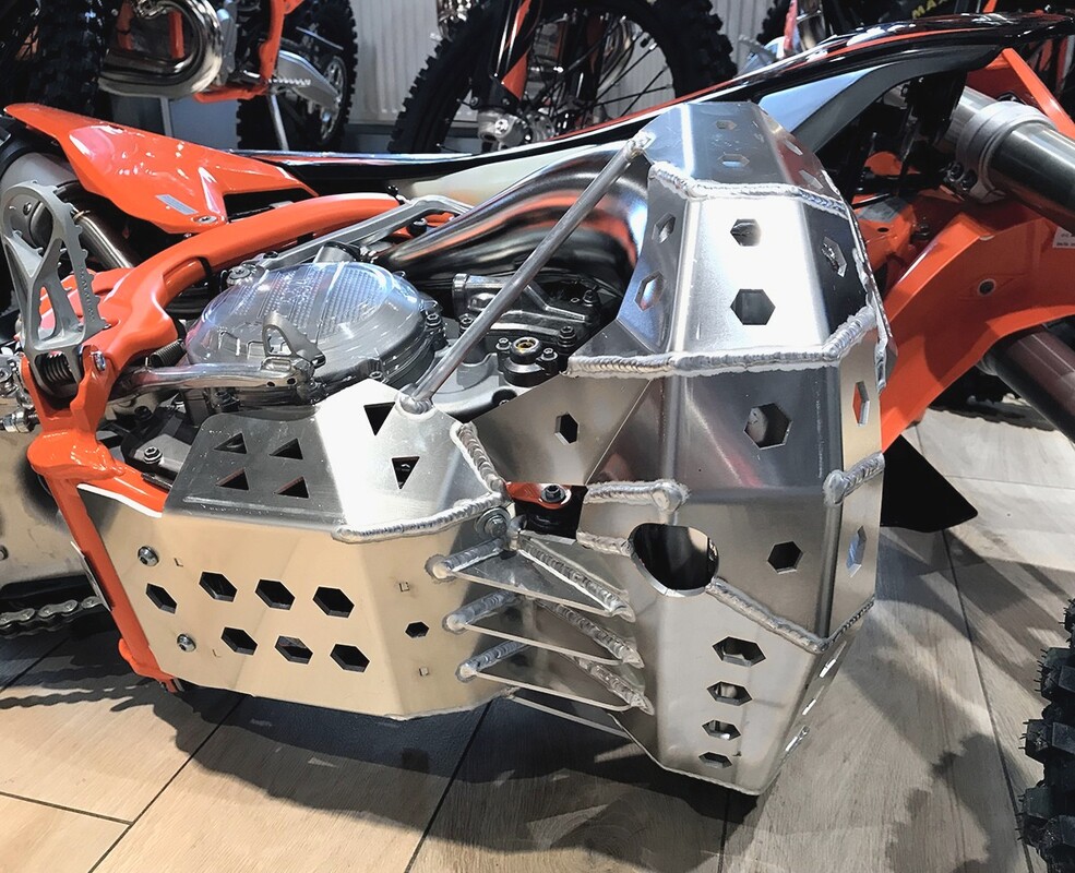 Osłona dyfuzora i silnika EXC TE 250/300 2T TPI/gaźnik KTM Husqvarna 2019-2017 — Packshot